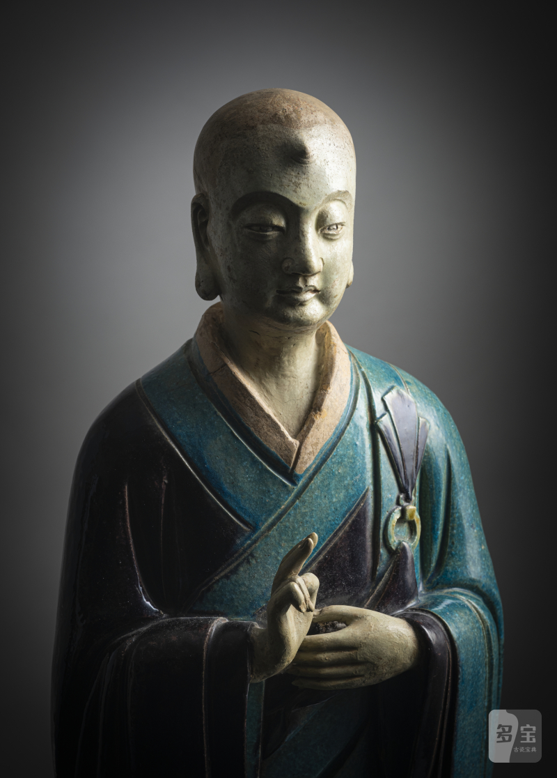 A large pottery figure of a standing Luohan with tricolour glaze, right hand raised - 图5